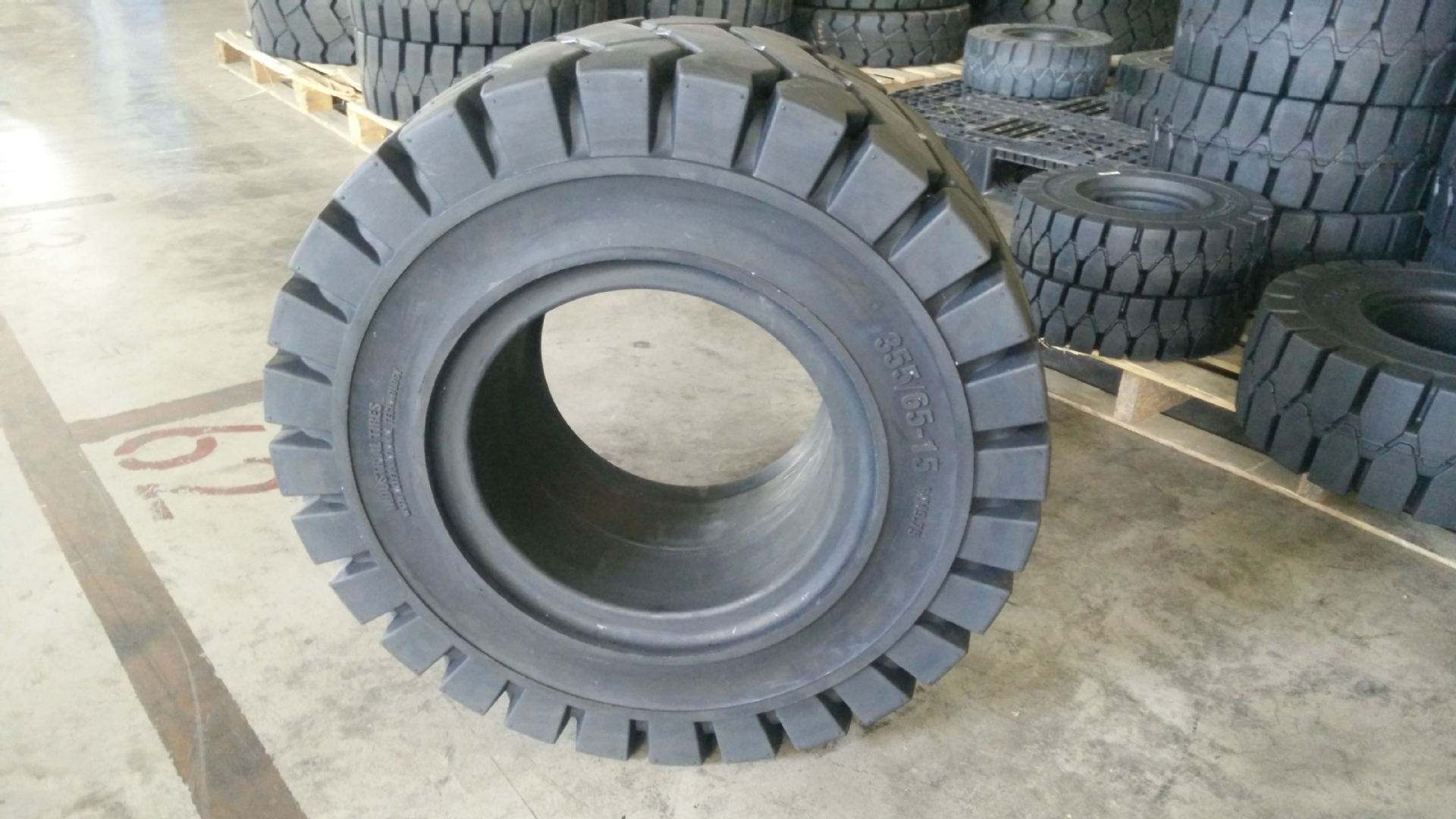 Profile view of 355/65-15 tire