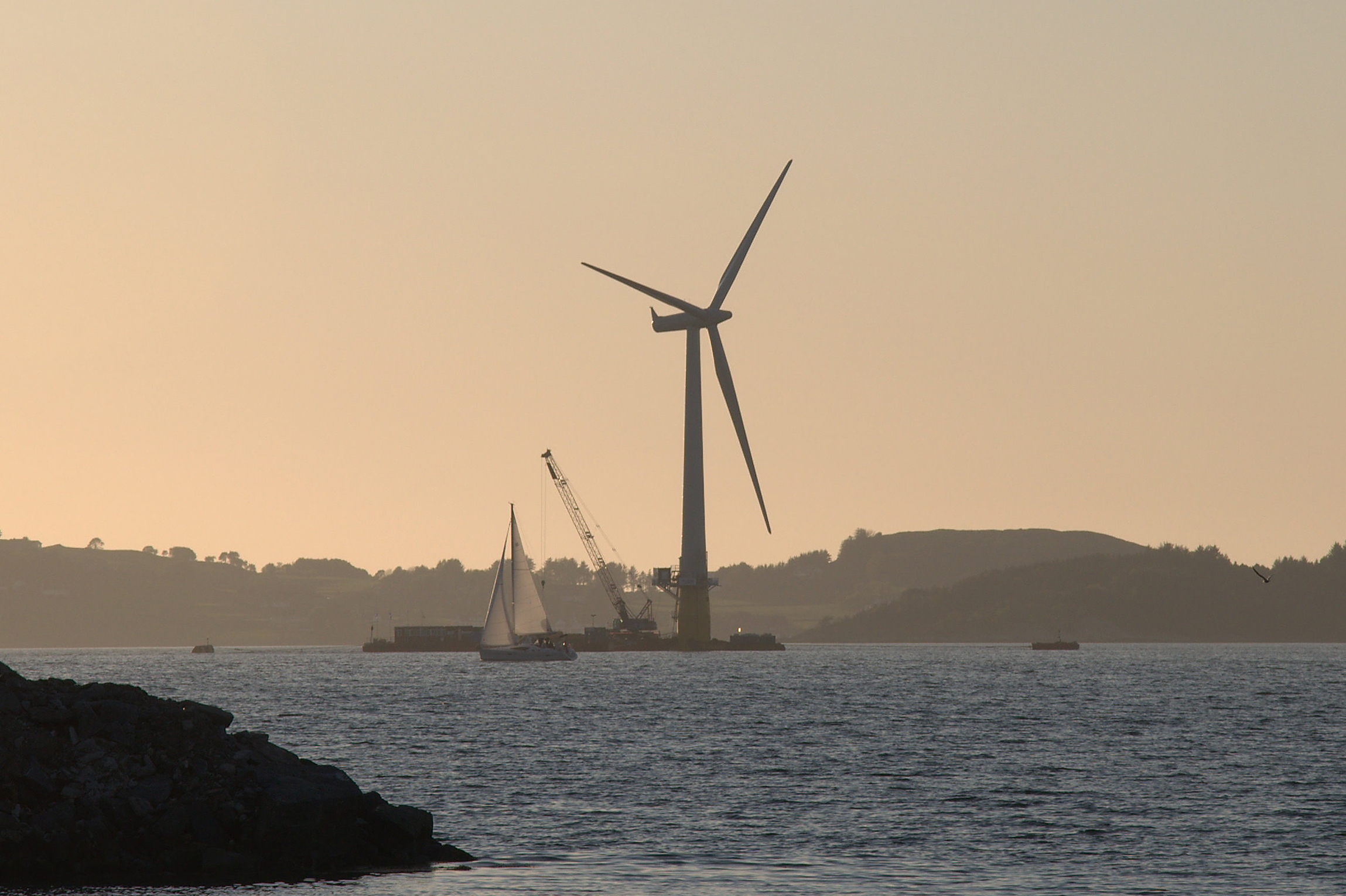 浮动式海上风力发电机组的安装