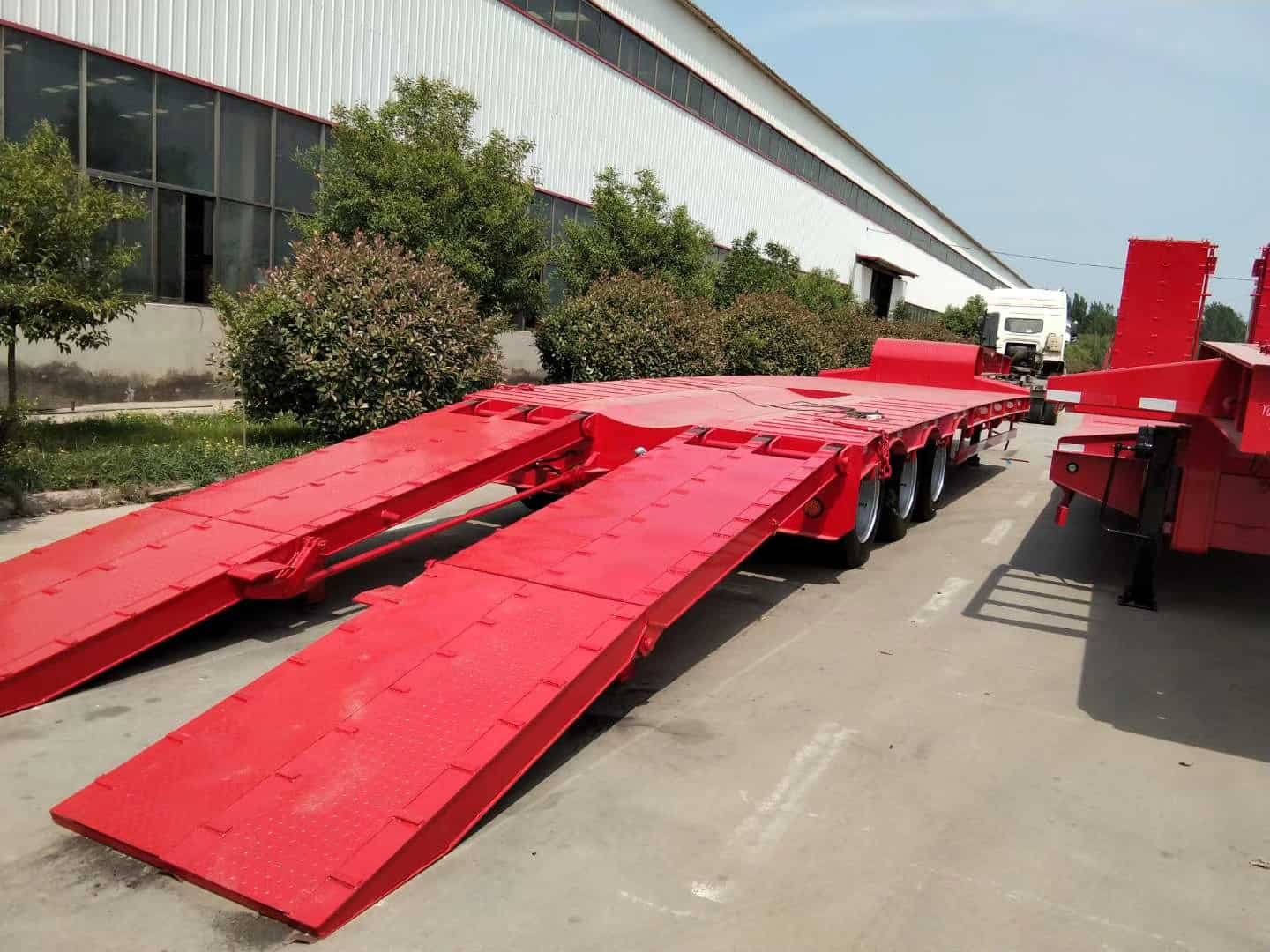 Folding ramp low bed trailer