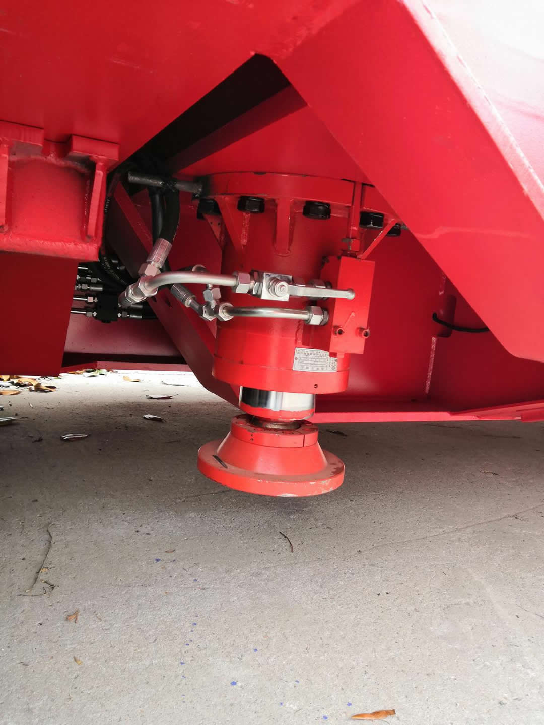 Hydraulic landing leg for windmill blade adapter trailer