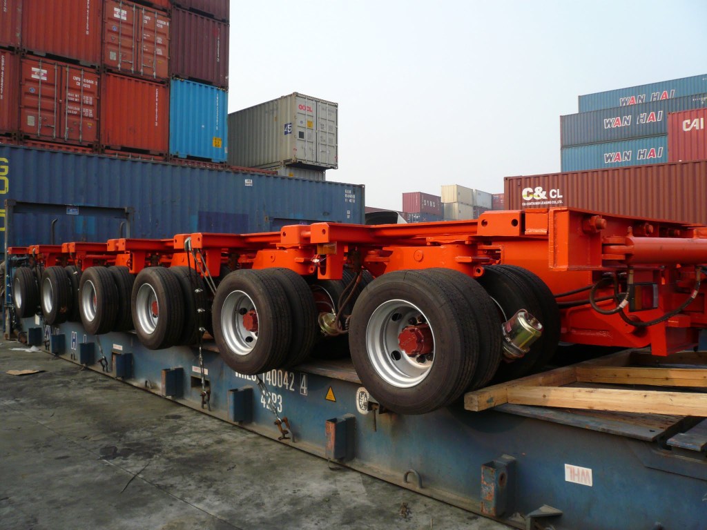 Hydraulic platform trailer in flat rack