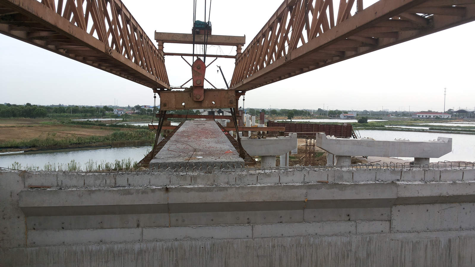 Launching girder lifting bridge section