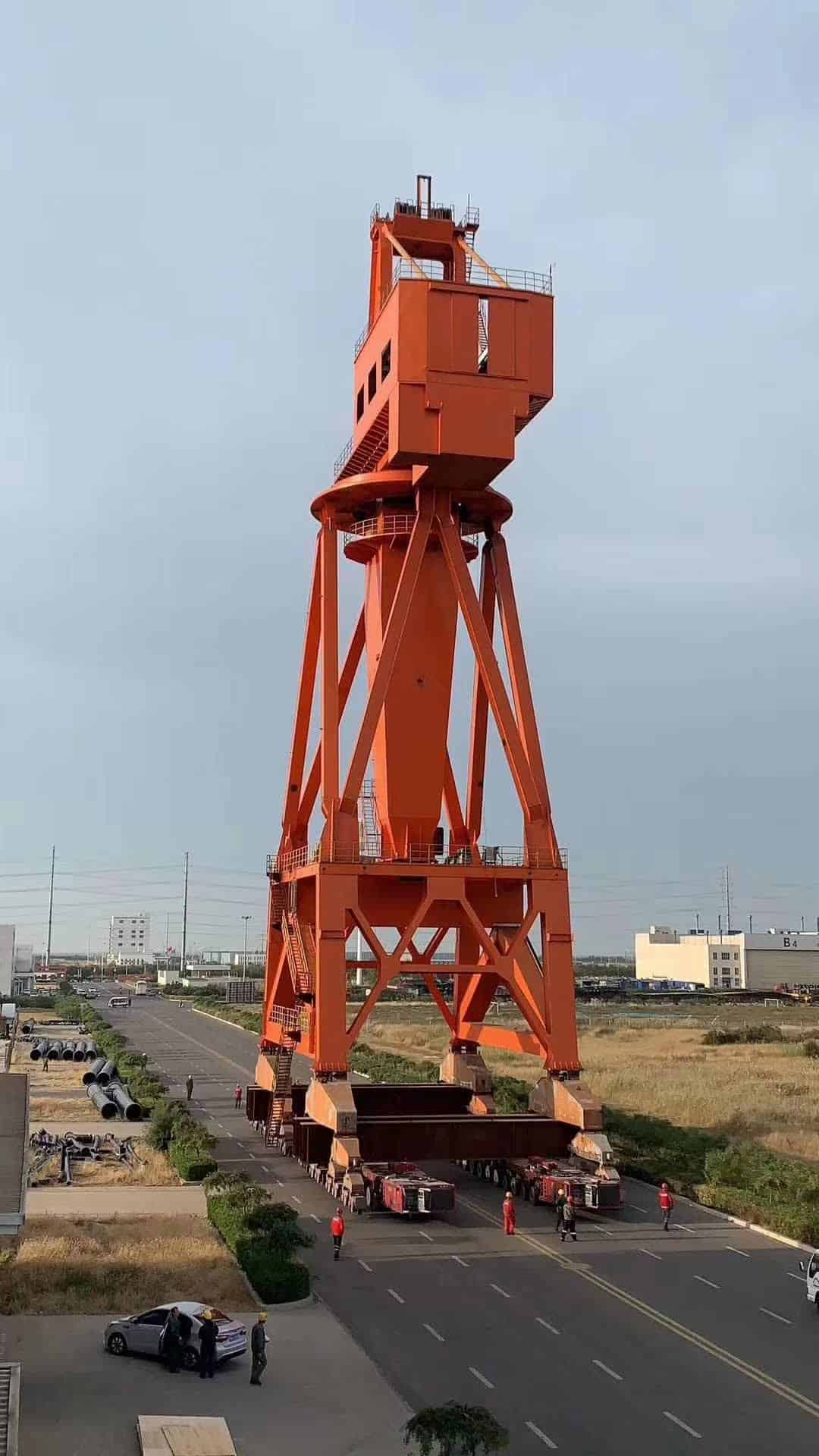 Portal crane transported by SMPT on wide road