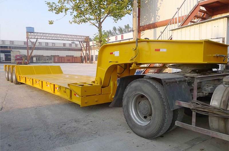 Removable gooseneck semi-trailer