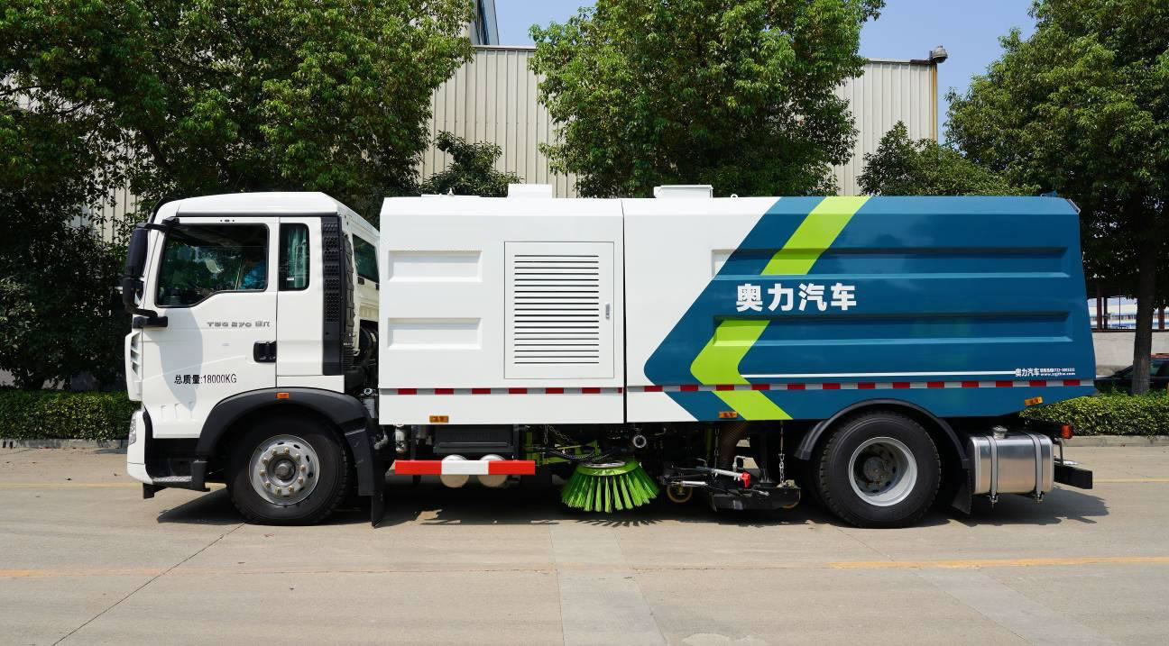 Road sweeper truck