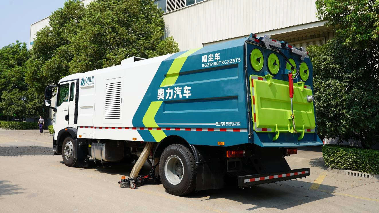 Steet cleaner truck