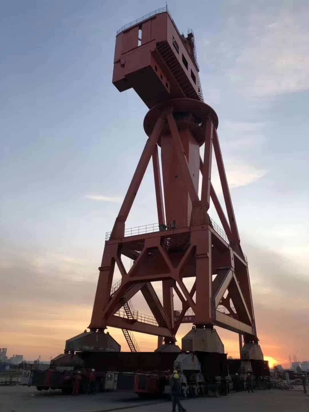 Tall portl crane in transit without lifting boom