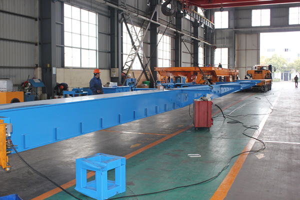 Telescopic beam for hydraulic trailers